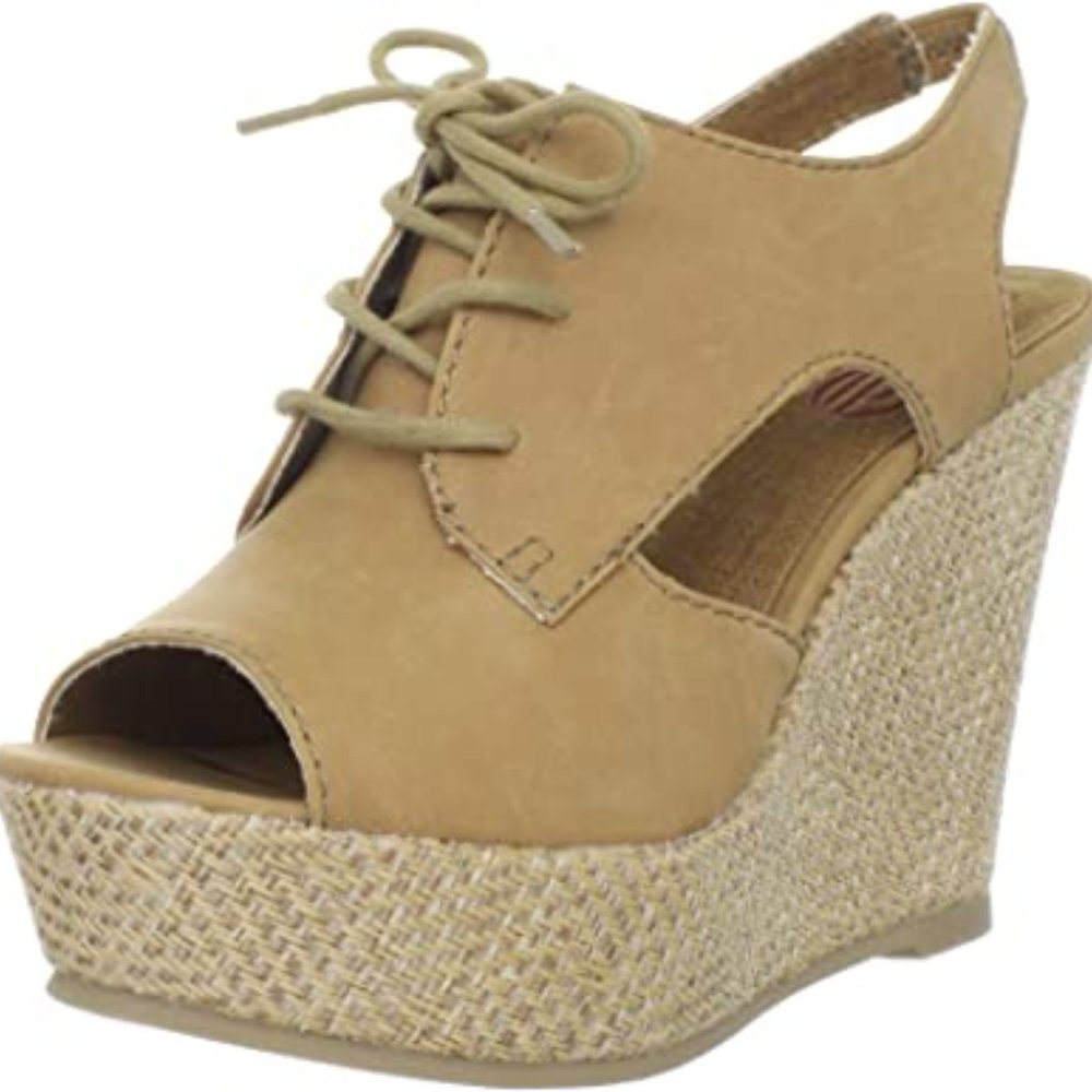 ❄️WINTER SALE PRICE $15❄️ Tan Wedge Sandals